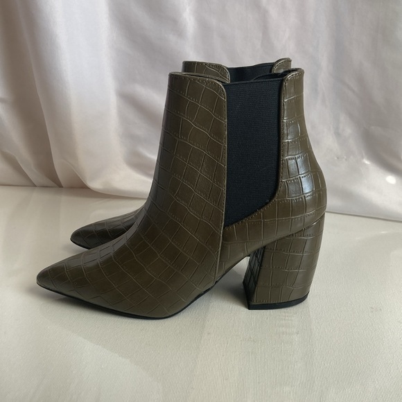 Lulus Vegan Croc Pointed Toes Chelsea Boots Size 6 - Picture 3 of 9